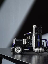 Retro American Semi Truck: Heavy-Duty Cab Building Set 1531pcs