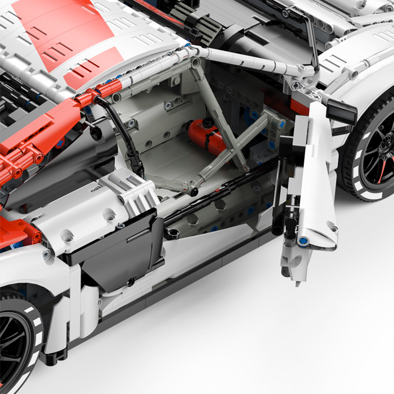 R8 The Audi’s Flagship Supercar with Racing DNA 3300pcs