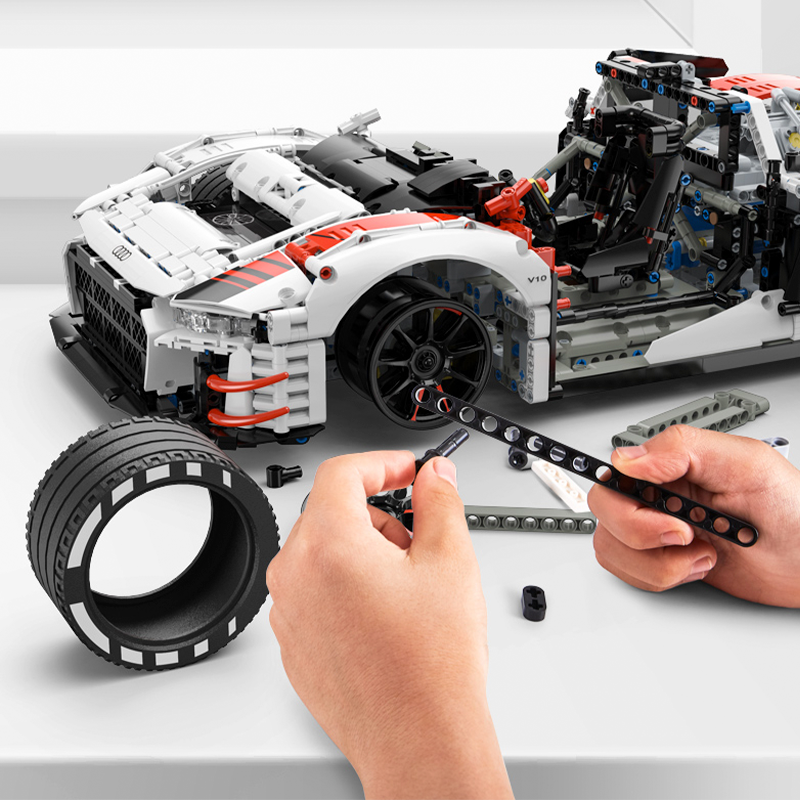 R8 The Audi’s Flagship Supercar with Racing DNA 3300pcs